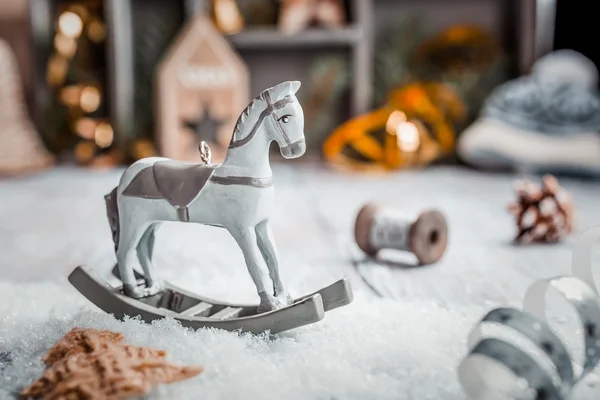 Kompozycja świąteczna z drewnianą zabawką koń bujany — Zdjęcie stockowe