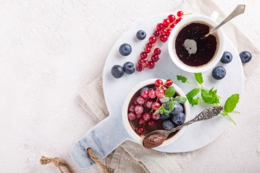 Çilekli çikolatalı tatlı