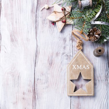 Köknar ağacı ve süslemeleri olan Noel arkaplanı.