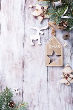 Köknar ağacı ve süslemeleri olan Noel arkaplanı.