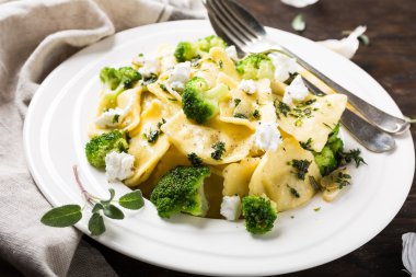 Keçi peyniri, brokoli ve otlar ile mantı