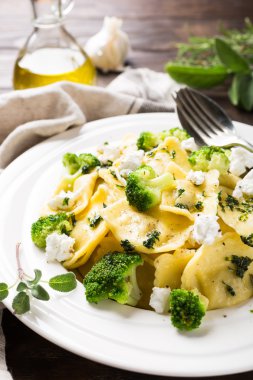 Keçi peyniri, brokoli ve otlar ile mantı