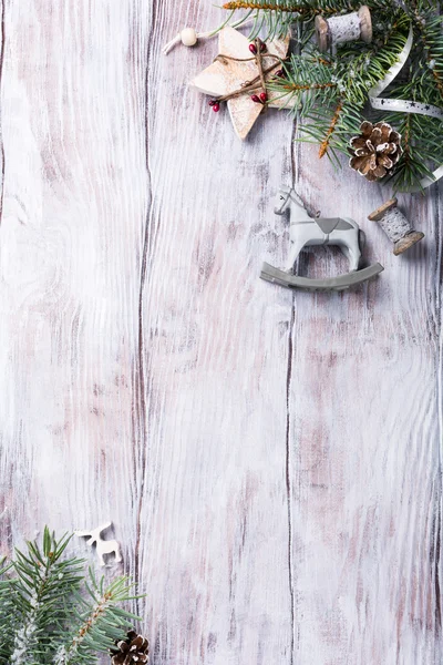 Weihnachten Hintergrund mit Tanne und Dekorationen. — Stockfoto