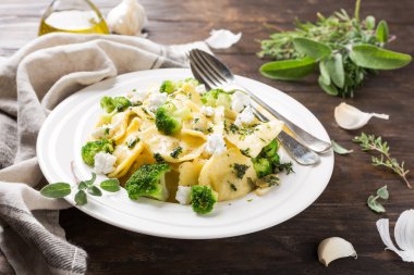 Keçi peyniri, brokoli ve otlar ile mantı