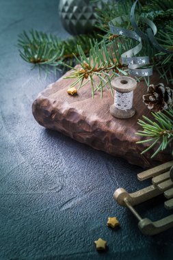 Köknar ağacı ve süslemeleri olan Noel arkaplanı