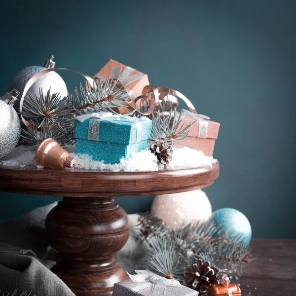 Prezenty z świąteczne dekoracje na tort drewniany stojak — Zdjęcie stockowe