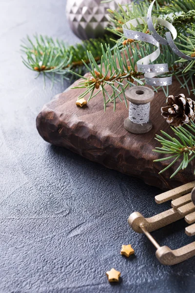 Kerstachtergrond met dennenboom en decoraties — Stockfoto
