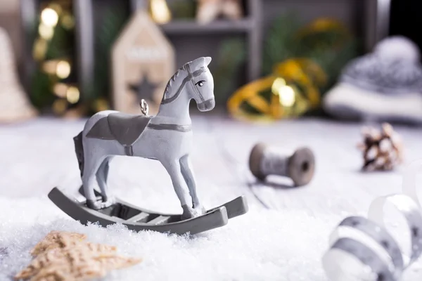 Composição de Natal com brinquedo de madeira cavalo de balanço — Fotografia de Stock