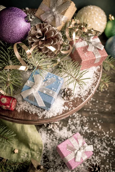 Vánoční složení s dárky a dekorace — Stock fotografie