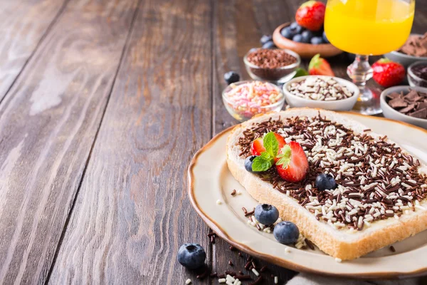 Fatia de pão com polvilhas de chocolate hagelslag — Fotografia de Stock