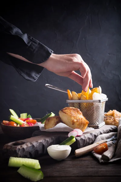 Filet de poisson frit avec pommes de terre au four — Photo