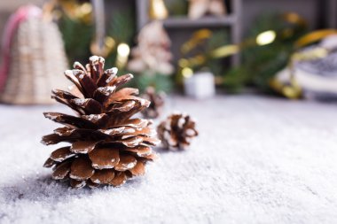 Kozalaklı parlak noel tebrik kartı.