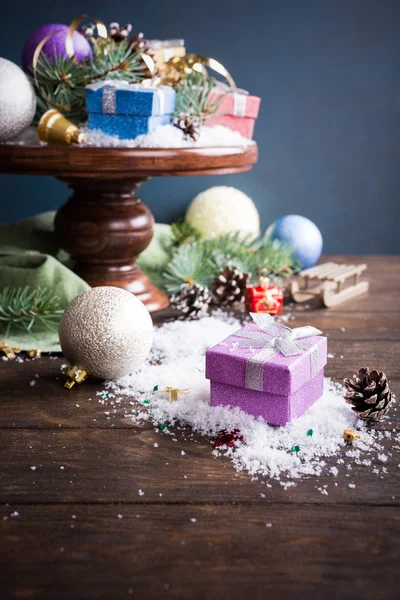 Hediyeler Noel dekorasyonu ahşap pasta üzerinde ile stand — Stok fotoğraf
