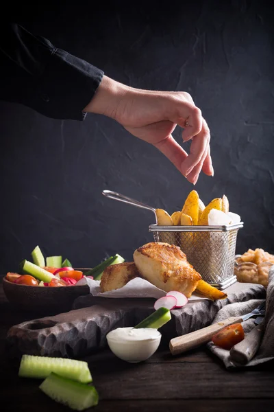 Filet de poisson frit avec pommes de terre au four — Photo