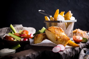 kızarmış balık fileto ile fırında patates