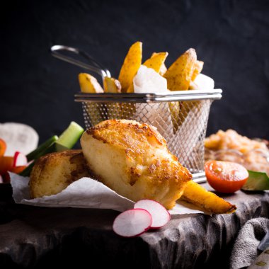 kızarmış balık fileto ile fırında patates