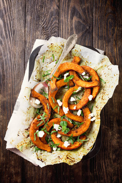 Жареная тыква с добавлением ароматических трав
