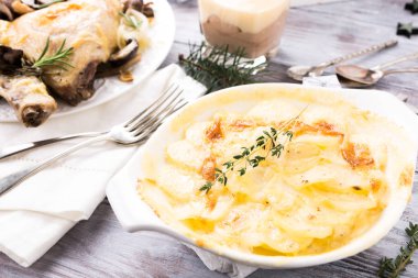 Lezzetli Noel temalı yemek masası ile patates graten