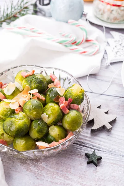 Brussels sprouts with fried bacon and almonds. — Stock Photo, Image