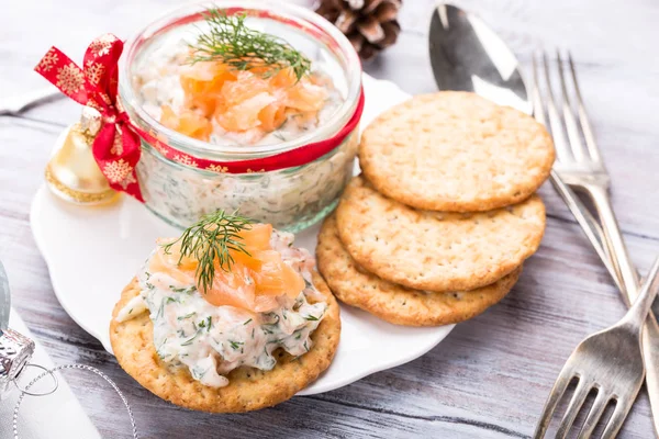 Salmón ahumado, queso blando y eneldo — Foto de Stock