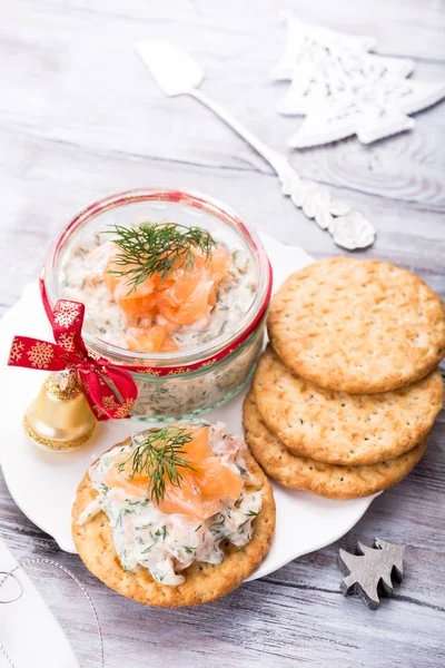 Salmón ahumado, queso blando y eneldo — Foto de Stock