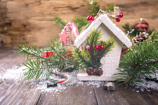 Kerst samenstelling met witte houten huis, — Stockfoto