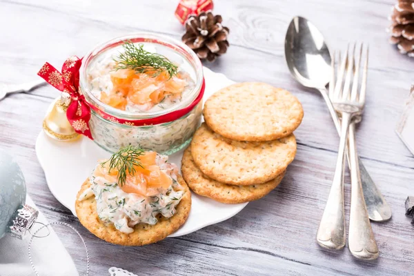 Salmão fumado, queijo mole e endro — Fotografia de Stock