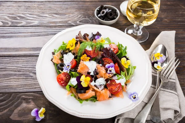 Salada fresca com salmão defumado — Fotografia de Stock