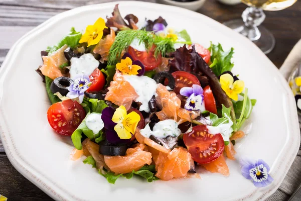 Frischer Salat mit Räucherlachs — Stockfoto