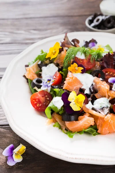 Frischer Salat mit Räucherlachs — Stockfoto