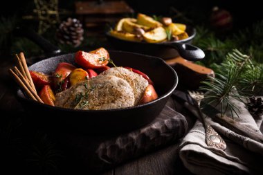 Kavrulmuş domuz biftek karamelize elmalı