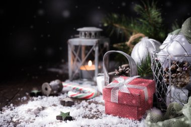 Çam kozalağı ile Noel kompozisyon