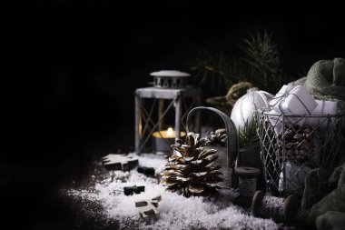 Çam kozalağı ile Noel kompozisyon