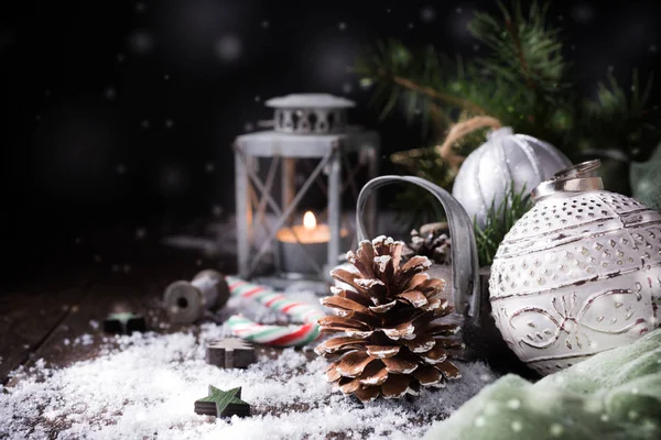 Weihnachtskomposition mit Tannenzapfen — Stockfoto