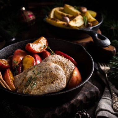 Kavrulmuş domuz biftek karamelize elmalı