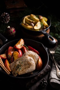 Kavrulmuş domuz biftek karamelize elmalı