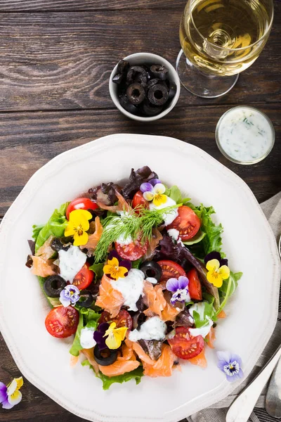 Frischer Salat mit Räucherlachs — Stockfoto