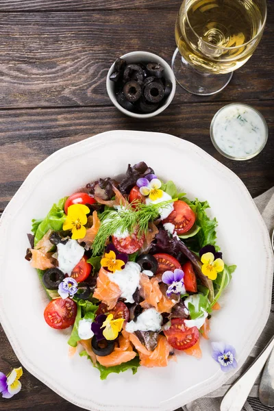 Färsk sallad med rökt lax — Stockfoto