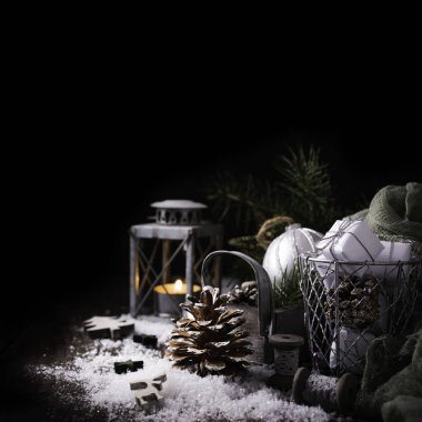 Çam kozalağı ile Noel kompozisyon