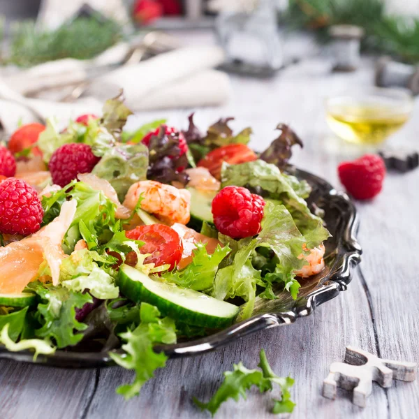 Frischer Salat mit Räucherlachs — Stockfoto