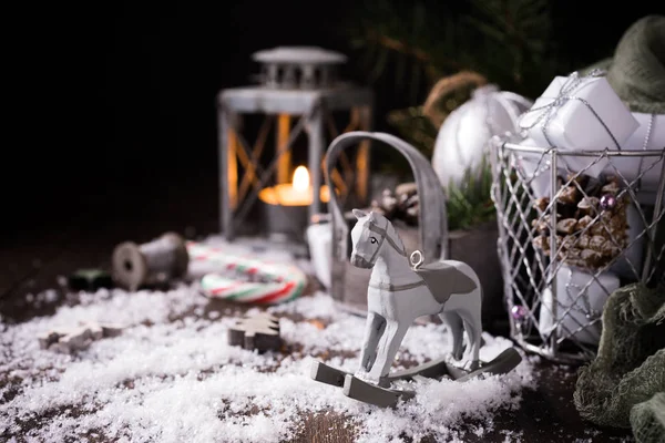Weihnachtskomposition mit Tannenzapfen — Stockfoto