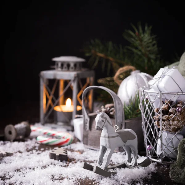 Composición navideña con cono de pino — Foto de Stock