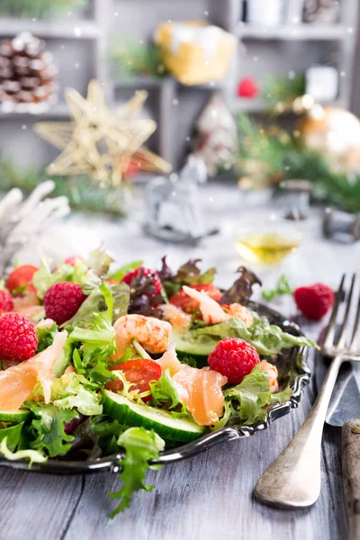 Ensalada fresca con salmón ahumado — Foto de Stock