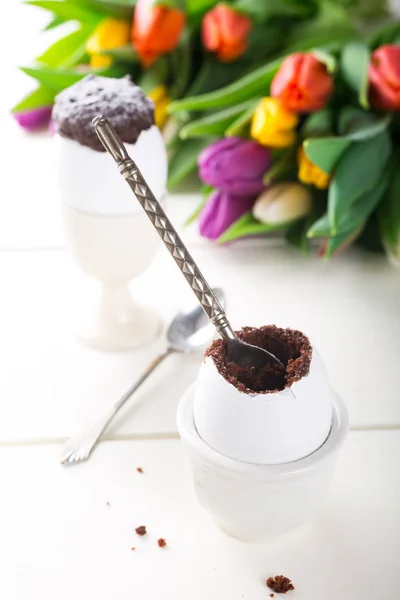 Easter egg filled with chocolate cake — Stock Photo, Image