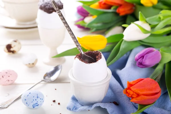 Paasei gevuld met chocolade cake — Stockfoto