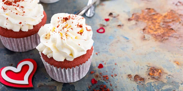 Deliciosos cupcakes de terciopelo rojo — Foto de Stock