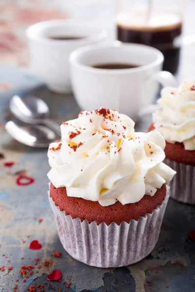 Leckere rote Samt-Cupcakes — Stockfoto