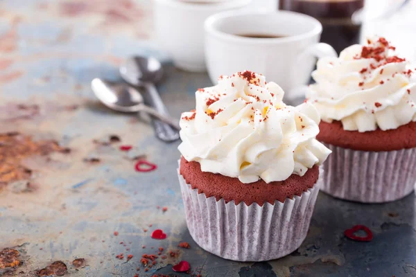 Leckere rote Samt-Cupcakes — Stockfoto