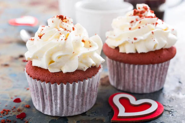 Deliciosos cupcakes de terciopelo rojo — Foto de Stock