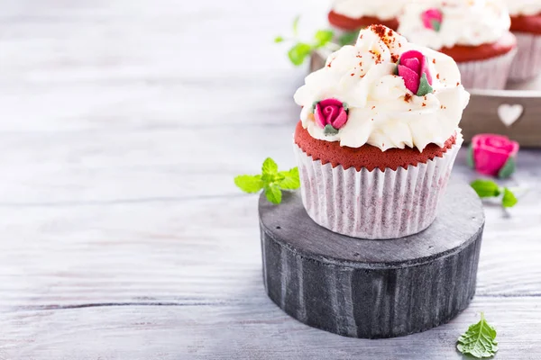 Deliciosos cupcakes de veludo vermelho — Fotografia de Stock